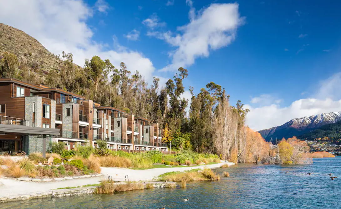 オークランドの海とコテージ