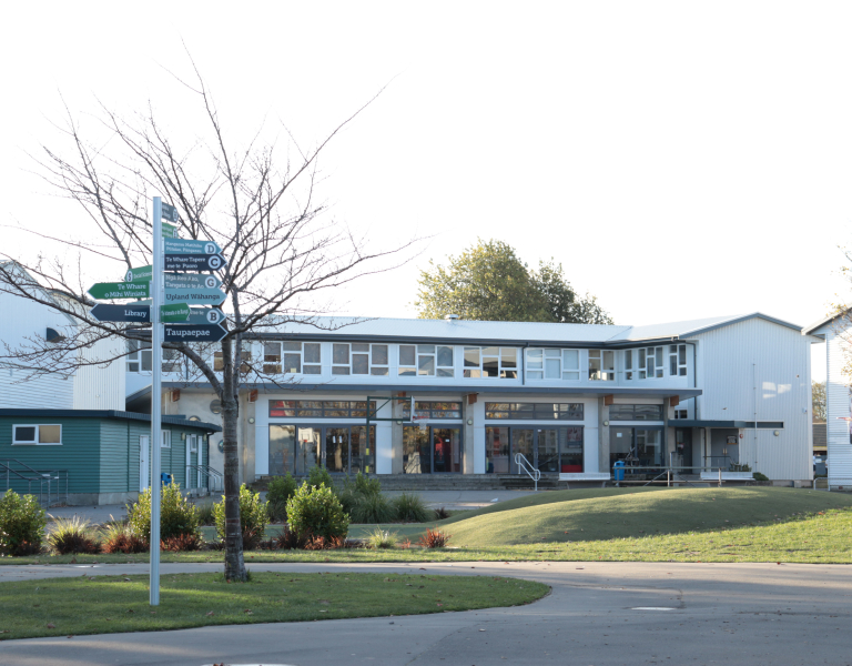 大学の外観と生徒たち