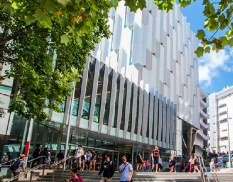 大学の外観と生徒たち