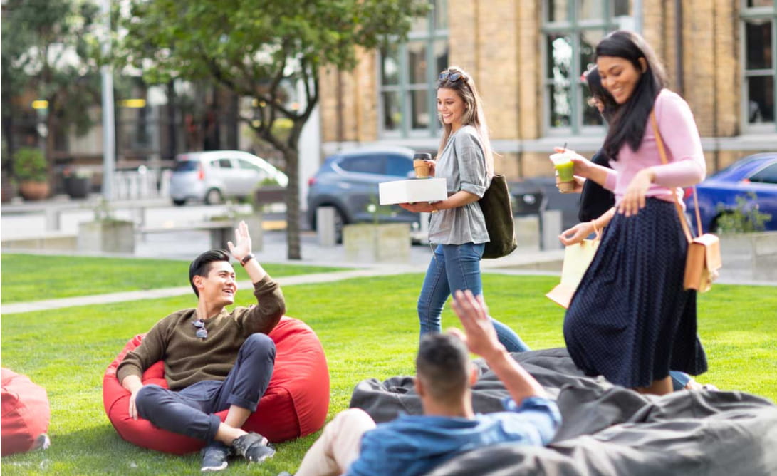 多国籍の人間がコミニュケーションをとっている様子