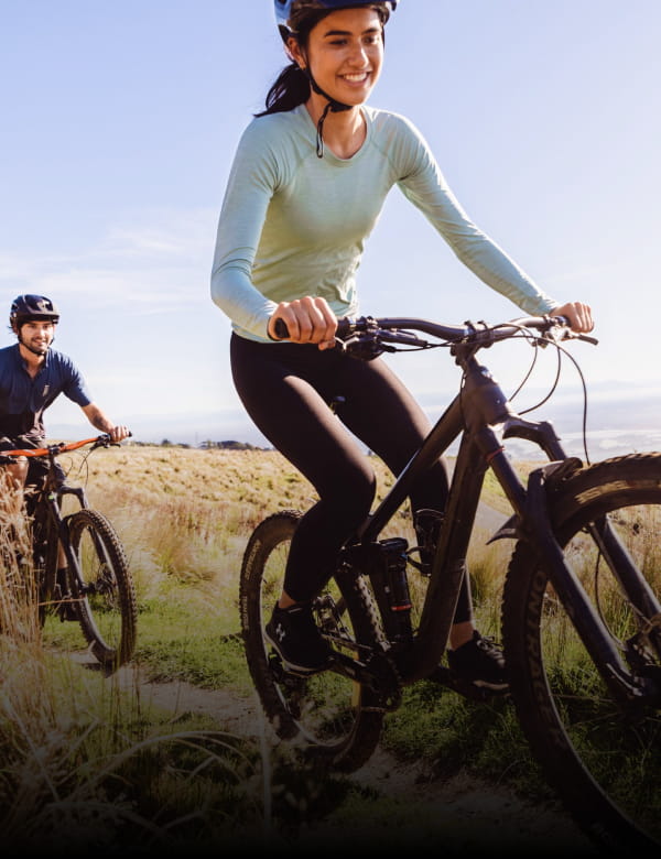 自転車に乗る女性