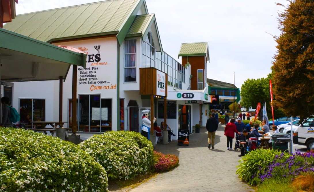 多国籍の人間がコミニュケーションをとっている様子