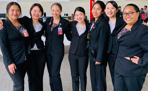 大人2人と子ども1人がベンチに座り、笑顔でカメラを見ている写真