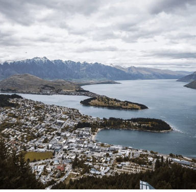 湖と山々に囲まれた町の風景