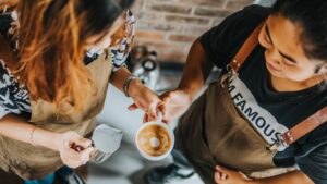 コーヒーを持つ人たち