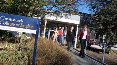CCEL: Christchurch College of Englishの建物外観と学生の様子