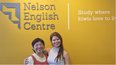 Nelson English Centreの校内で撮影された、笑顔の女性2人