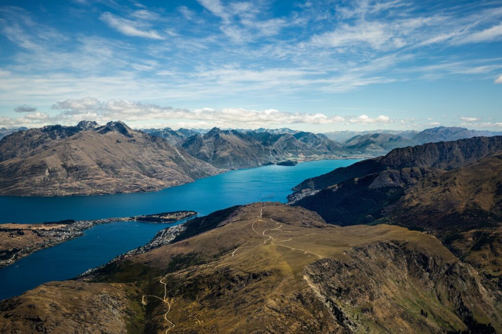 ニュージーランド・クイーンズタウンの山々とワカティプ湖の空撮風景