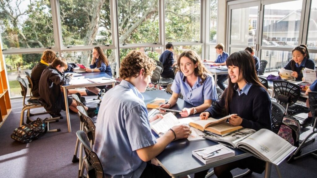 中高生が集まる様子