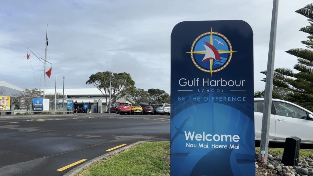 Gulf Harbour Schoolの学校の看板